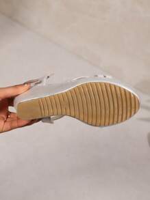 Sandal Wedges Wanita Kulit Perak Mengkilap dengan Dekorasi Simpul Kepang, Gaya Seksi untuk Musim Panas - Perak - View 9