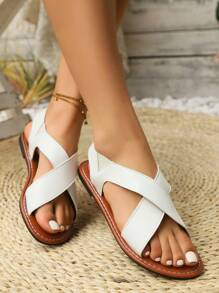 女士舒适休闲平底交叉带凉鞋。简约百搭的设计，融入复古元素。无论是漫步海边，还是享受假期时光，都能轻松搭配，尽显悠闲优雅。