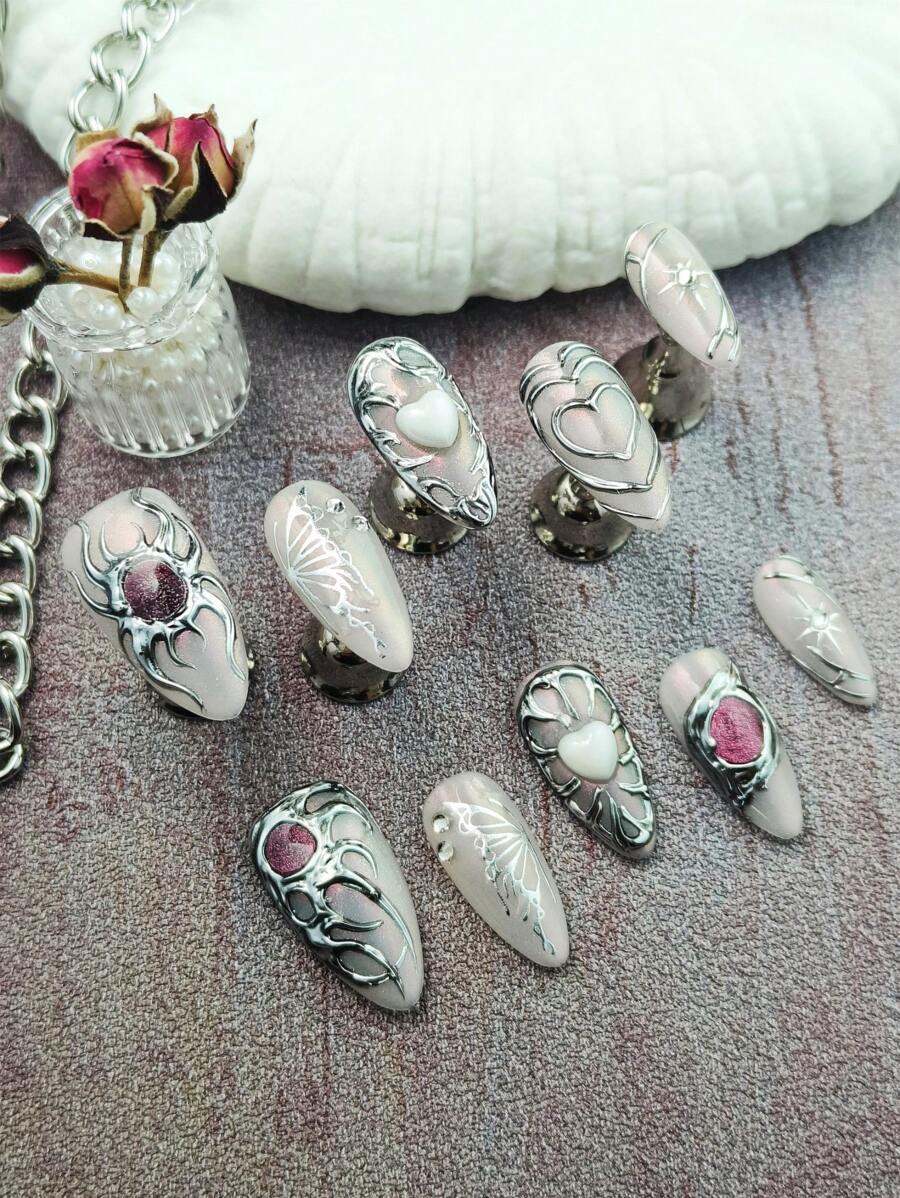 一套十个手工压制的假指甲，包括中长杏仁形艺术指甲套装，哥特风格，新春夏季款式，珍珠光泽，手绘蝴蝶，心形，八角星和白色心形装饰