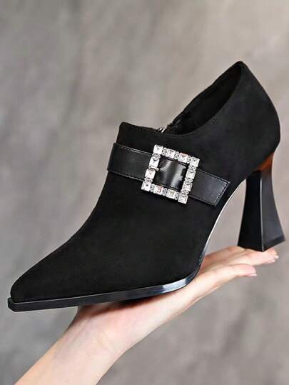 Schwarze hochhackige Pumps mit Spitzschuh, Kunstveloursleder, Plateauabsatz, Knopf mit Strass und seitlichem Reißverschluss