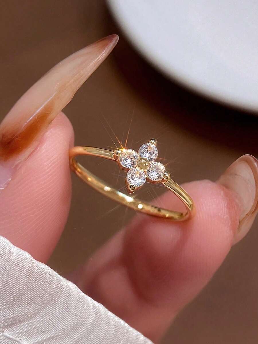 1 件幸运四叶草形状锆石戒指，925 纯银，精致优雅，适合日常约会佩戴。
