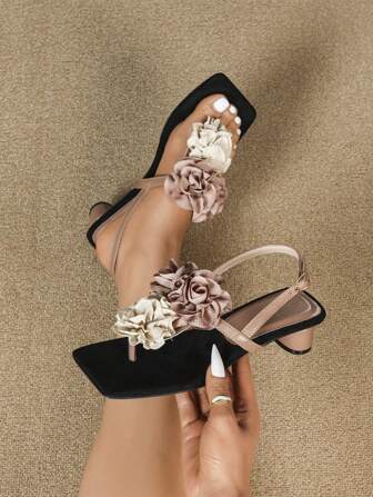 复古黑色方头人字拖凉鞋，卡其色系带搭配双色花朵装饰，带扣系带厚中跟，百搭