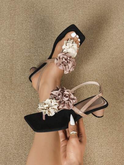 Sandalias de dedo con puntera cuadrada y tira en color negro retro, tira en color caqui con decoración de flor bicolor, hebilla y tacón medio grueso, versátiles