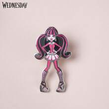 Mattel 1 件美泰官方授权 Monster High 别针卡通可爱电影人物别针，适用于帽子背包包包衣服配饰卡通珐琅胸针别针生日派对礼物，学校办公室背包配饰衬衫夹克珠宝万圣节衣服别针搞笑教师礼物万圣节配饰教师节包饰配饰圣诞装饰服装配饰