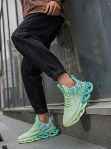 1 paire de chaussures de course décontractées et respirantes, style sport, en tricot à rayures de flamme, avec design à lacets à l'avant, pour homme