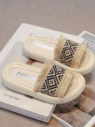 زوج من الصنادل المنسوجة المسطحة بالشراشيب عملية وأنيقة، بطانة طبقة واحدة، قاعدة ناعمة منفذة للهواء، مقاومة للانزلاق، مناسبة للصيف