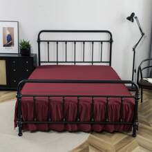 Een effen, gerimpelde bedrok met open hoeken van 35 cm is beter geschikt voor een bed met een achterbord. Deze bedrok is eenvoudig te installeren en schoon te maken. Bovendien is de bedrok eenvoudig op te tillen om spullen in of uit te leggen. (Het wordt aanbevolen om hem onder de matras te leggen voor meer stabiliteit.)