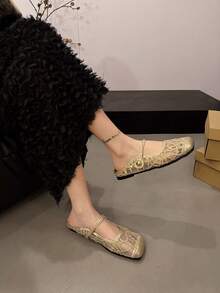 حذاء موللر للنساء موديل 2025 نمط جديد حذاء شبشب مسطح بإصبع مغلق، جميل بطراز فرنسي للاستخدام الخارجي، كعب منخفض أنيق، حذاء شبشب بتصميم متدلي - الذهبي - مشاهدة 5