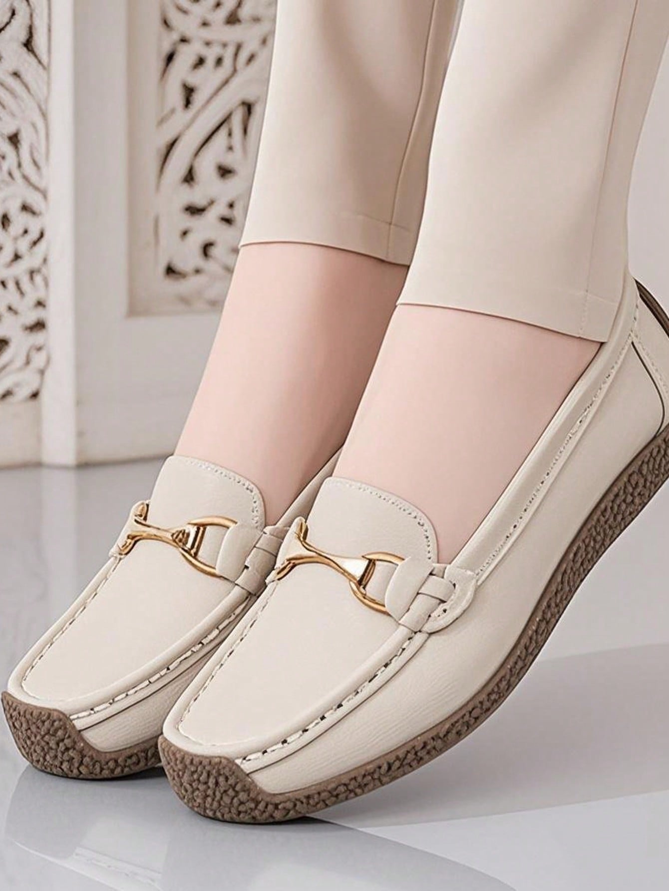 أحذية كاجوال من الجلد الخفيفة للنساء باللون المشمش...