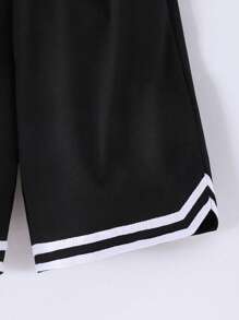 Conjunto informal de 2 piezas para adolescentes varones con camiseta de manga corta con estampado de rayos y pantalones cortos con cinturón tejido retazos