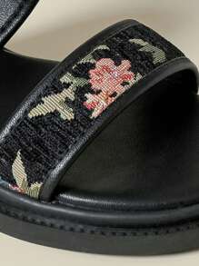 Sandały wsuwane z losowym kwiatowym nadrukiem na grubej podeszwie, modne, plażowe klapki z odkrytymi palcami, wygodne klapki na platformie w stylu boho, odpowiednie na lato, wiosnę/jesień - Czarne - Zobacz 7