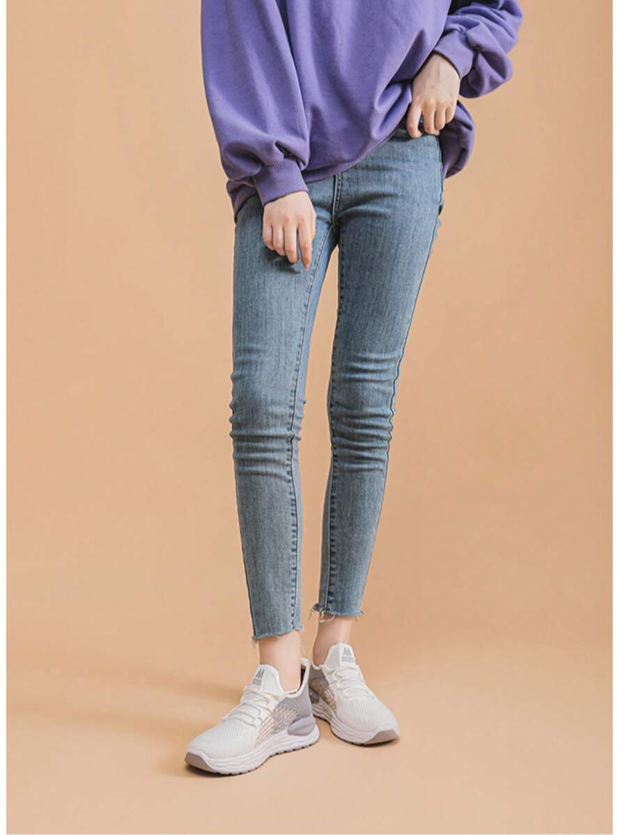 针织撞色透气白主色清新百搭灰条纹装饰透气运动鞋，时尚简约休闲跑步鞋