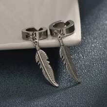 1 par de pendientes con colgante de pluma de moda, pendientes de clip elegantes para orejas sin perforar, diseño punk elegante para hombres, pendientes de "oreja perforada falsa"