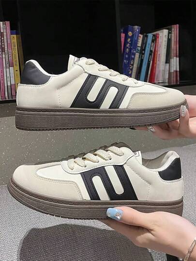 Nuevas zapatillas casuales para mujer presentan un diseño de puntera redonda, suelas resistentes y detalles de rayas en los laterales, lo que las hace cómodas para usar al aire libre.
