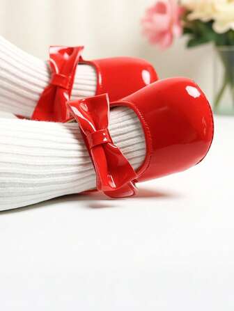 婴儿女童玛丽珍平底蝴蝶结防滑软底公主幼儿学步鞋运动鞋婚纱鞋 0-18M 婴儿蝴蝶结公主鞋是一款非常可爱且流行的儿童鞋款式，通常设计甜美精致，适合女宝宝穿着 粉色