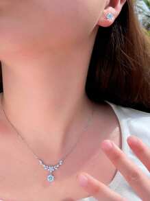 1 Set de joyas de plata de ley 925 auténtica con cúbicos de zirconia brillantes incrustados en forma de flor y hoja, incluyendo collar colgante y pendientes, regalos para bodas, compromisos, fiestas nupciales y festivales para mujeres