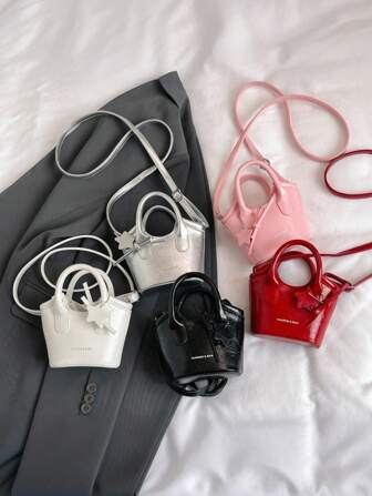 1pc 时尚纯色时尚迷你油皮儿童亲子款菜篮手拿配件可爱星星吊坠斜挎小包，韩版百搭感，肩带休闲舒适可调节，百搭不挑人，适合女生日常逛街旅游使用