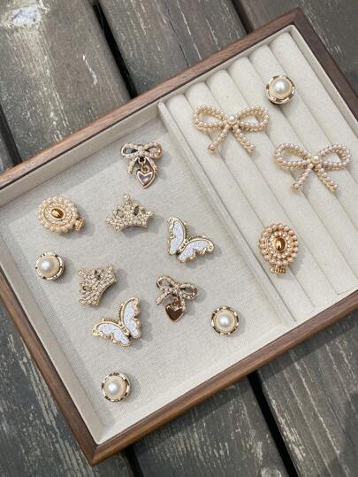 14 قطعة من زخرفة قابلة للتركيب على الأحذية بشكل فيونكة ذهبية ، وتاج مرصع بالراين ذهبي ، وزخرفة مرآة مرصعة بالراين ذهبي. إكسسوارات متعددة الاستخدامات للنساء للأحذية والشبشب والحقائب الشاطئية. مناسبة لهدايا المناسبات والأعياد