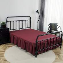 Een effen, gerimpelde bedrok met open hoeken van 35 cm is beter geschikt voor een bed met een achterbord. Deze bedrok is eenvoudig te installeren en schoon te maken. Bovendien is de bedrok eenvoudig op te tillen om spullen in of uit te leggen. (Het wordt aanbevolen om hem onder de matras te leggen voor meer stabiliteit.)