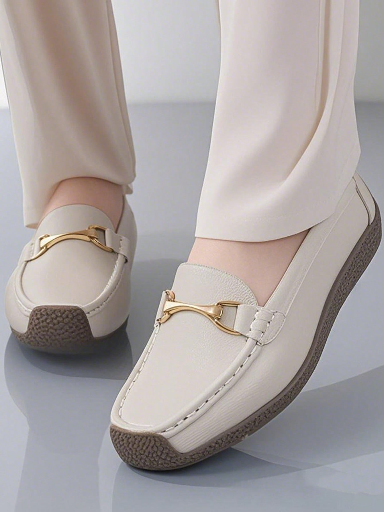 أحذية كاجوال من الجلد الخفيفة للنساء باللون المشمش...