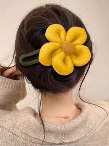 1个加大码花朵造型发夹，适合日常佩戴，可作发爪、发卡、发饰，也可用于学校、度假、女性等场合。
