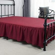 Een effen, gerimpelde bedrok met open hoeken van 35 cm is beter geschikt voor een bed met een achterbord. Deze bedrok is eenvoudig te installeren en schoon te maken. Bovendien is de bedrok eenvoudig op te tillen om spullen in of uit te leggen. (Het wordt aanbevolen om hem onder de matras te leggen voor meer stabiliteit.)