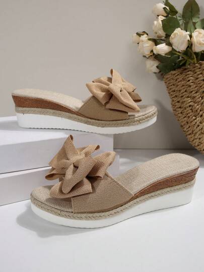 Muttertag 2025 neue Damen Keilsandalen mit Schleife und Lotus Dekor, Lässig & modisch für den Sommer, Damen Sandalen mit Blumen Dekor, französische Blumen Flache Hausschuhe, Damen Sandalen, Damen Hausschuhe, erhältlich in rot, grün, schwarz, weiß, handgemachte Strandsandalen, Schleifen Design