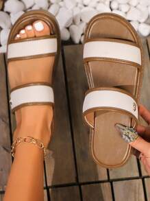 Sandali scorrevoli con suola spessa per donne, nuovi arrivi estate 2024, sandali da spiaggia alla moda in stile britannico con colore a blocchi, scarpe casual piatte