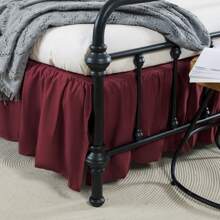 Een effen, gerimpelde bedrok met open hoeken van 35 cm is beter geschikt voor een bed met een achterbord. Deze bedrok is eenvoudig te installeren en schoon te maken. Bovendien is de bedrok eenvoudig op te tillen om spullen in of uit te leggen. (Het wordt aanbevolen om hem onder de matras te leggen voor meer stabiliteit.)