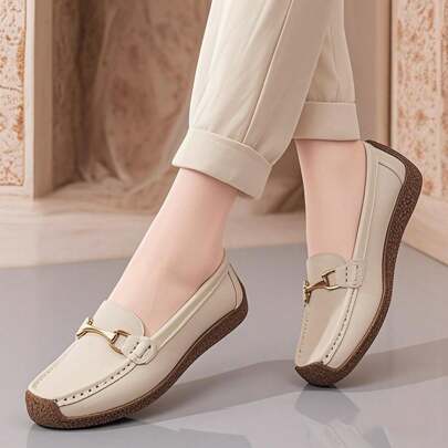 Mocasines casuales de color albaricoque para mujer con costura a mano y hebilla de metal. Elegantes y casuales, zapatos planos de cuero ligeros y cómodos para el otoño.