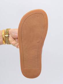 Sandales plates confortables à semelle souple, résistantes au glissement et à l'usure, chaussures de plage, style resort, tongs pour femmes - Noir - Voir 6