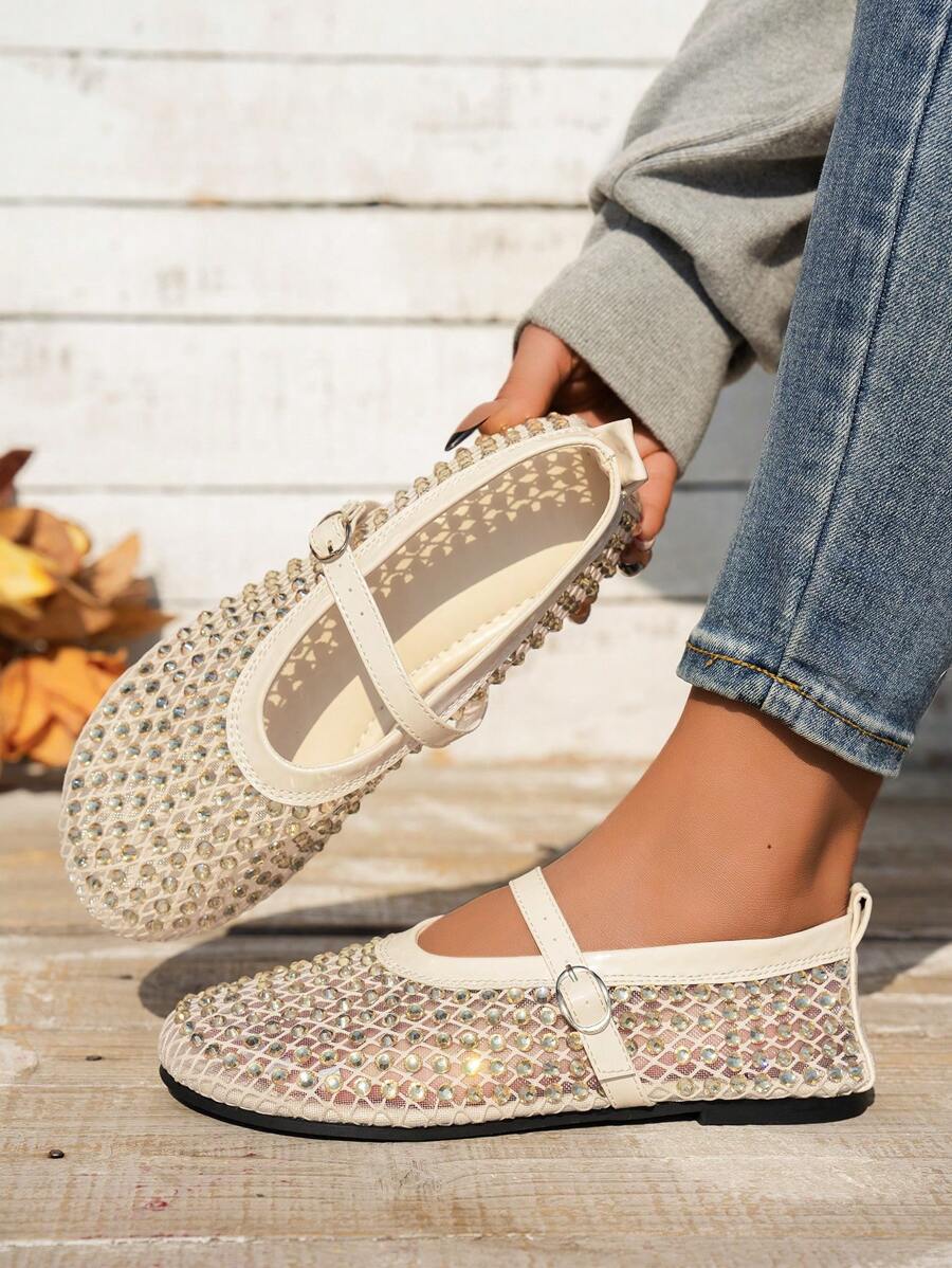Sandal đế bằng mùa hè cho nữ, chất liệu lưới rỗng, đính đá lấp lánh, thoáng khí, thích hợp cho hoạt động ngoài trời, giày khiêu vũ/ba lê/thường ngày/đi bộ dáng rộng thời trang mới. Vui lòng tham khảo chiều dài chân thực tế khi đặt size. - Màu be - Xem 1