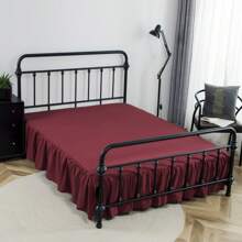 Een effen, gerimpelde bedrok met open hoeken van 35 cm is beter geschikt voor een bed met een achterbord. Deze bedrok is eenvoudig te installeren en schoon te maken. Bovendien is de bedrok eenvoudig op te tillen om spullen in of uit te leggen. (Het wordt aanbevolen om hem onder de matras te leggen voor meer stabiliteit.)