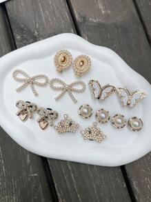 14 قطعة من زخرفة قابلة للتركيب على الأحذية بشكل فيونكة ذهبية ، وتاج مرصع بالراين ذهبي ، وزخرفة مرآة مرصعة بالراين ذهبي. إكسسوارات متعددة الاستخدامات للنساء للأحذية والشبشب والحقائب الشاطئية. مناسبة لهدايا المناسبات والأعياد