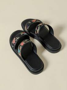 Sandały wsuwane z losowym kwiatowym nadrukiem na grubej podeszwie, modne, plażowe klapki z odkrytymi palcami, wygodne klapki na platformie w stylu boho, odpowiednie na lato, wiosnę/jesień - Czarne - Zobacz 5