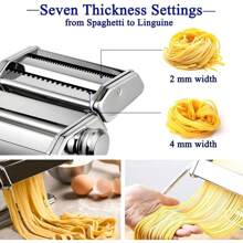 Macchina per pasta multifunzione con rulli regolabili e dispositivo di taglio per spaghetti, fettuccine, lasagne e ravioli.