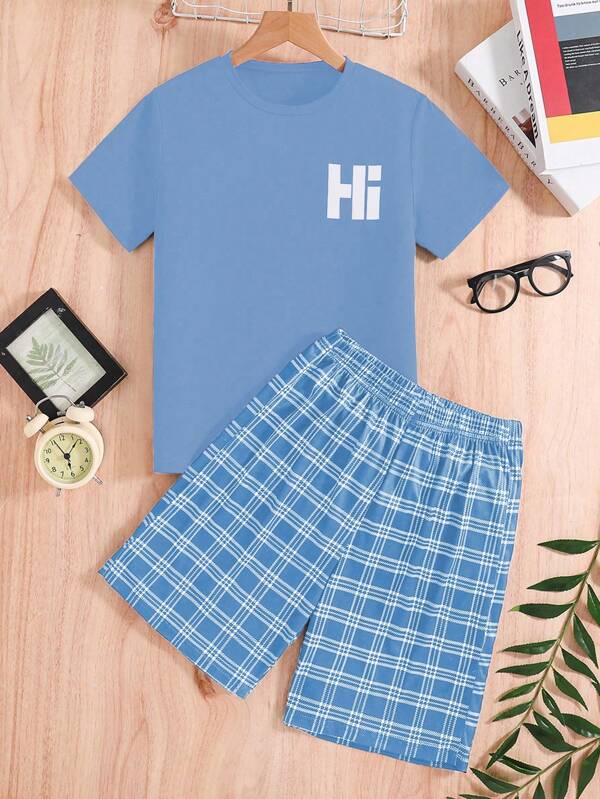 Conjunto de dos piezas informal y de moda para niños preadolescentes, compuesto por una parte superior de manga corta con estampado "Hola" y pantalones rectos a cuadros en blanco y negro. Conjunto de pijama para niños preadolescentes, de tejido cómodo, apropiado para usar en casa.