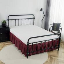 Een effen, gerimpelde bedrok met open hoeken van 35 cm is beter geschikt voor een bed met een achterbord. Deze bedrok is eenvoudig te installeren en schoon te maken. Bovendien is de bedrok eenvoudig op te tillen om spullen in of uit te leggen. (Het wordt aanbevolen om hem onder de matras te leggen voor meer stabiliteit.)