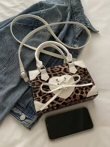 Un nuevo bolso de mano mini cuadrado de estilo retro con estampado de leopardo para el otoño y el invierno. Decoración con lazo, apertura con cremallera, correa de hombro ajustable y larga, con capacidad pequeña. Adecuado para el uso diario, ocio y estudiantes de mujeres.