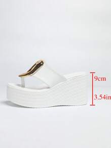 Sandálias de dedo com fivela de metal e plataforma para mulheres, sola macia e confortável, salto anabela leve, adequado para vestidos e calças de primavera/verão, casual e caminhada na moda