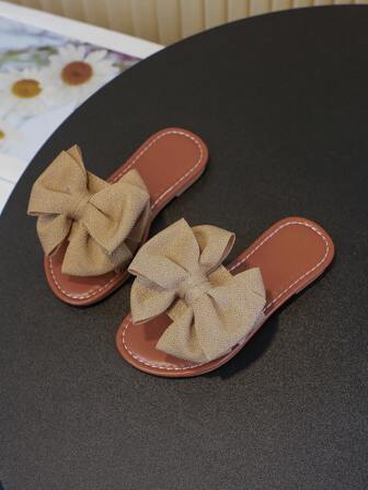 一双女童夏季平底拖鞋蝴蝶结设计软底休闲沙滩鞋时尚拖鞋