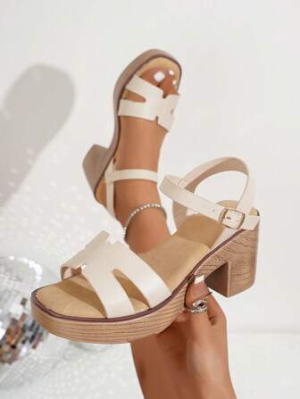 女士时尚高跟凉鞋，厚底和粗跟，木纹设计外底，纯色鞋面，适合年轻女性居家、购物、通勤、休闲穿着，多功能