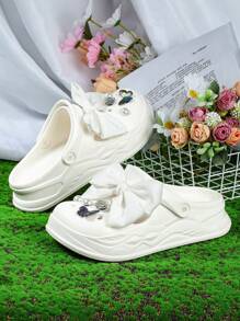Sandalias blancas huecas con lazo, zapatillas de moda tipo slip-on con puntera protectora para niñas, para la playa y viajes, uso en interiores antideslizante, con suela gruesa elevadora, calzado respirable con agujeros para parejas, chanclas de playa de suela suave de EVA