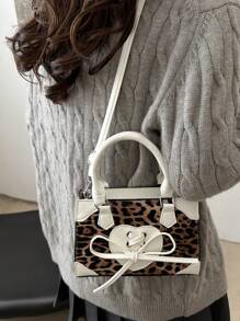 Un nuevo bolso de mano mini cuadrado de estilo retro con estampado de leopardo para el otoño y el invierno. Decoración con lazo, apertura con cremallera, correa de hombro ajustable y larga, con capacidad pequeña. Adecuado para el uso diario, ocio y estudiantes de mujeres.