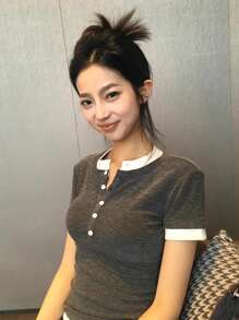撞色拼布短袖 T 恤，女式夏季新款纽扣修身休闲短款上衣 - 花灰 - 查看 3