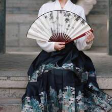 1 chiếc quạt xếp sang trọng, chất liệu giả lụa - Chống thấm nước, chống rách, dễ mang theo và được thiết kế với chất liệu chụp quạt bằng vải. - Màu sắc - Xem 4