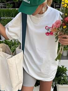 女士红色樱桃印花圆领短袖休闲 T 恤，时尚百搭，适合春夏季日常穿着