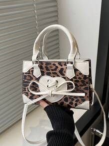 Un nuevo bolso de mano mini cuadrado de estilo retro con estampado de leopardo para el otoño y el invierno. Decoración con lazo, apertura con cremallera, correa de hombro ajustable y larga, con capacidad pequeña. Adecuado para el uso diario, ocio y estudiantes de mujeres.