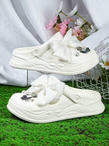 Sandalias blancas huecas con lazo, zapatillas de moda tipo slip-on con puntera protectora para niñas, para la playa y viajes, uso en interiores antideslizante, con suela gruesa elevadora, calzado respirable con agujeros para parejas, chanclas de playa de suela suave de EVA