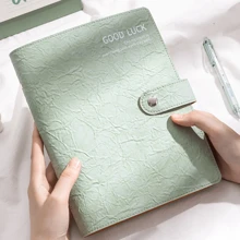 Cuaderno de estética de buena suerte: diario Kawaii, planificador, álbum de recortes con 10 pegatinas aleatorias gratis, diseño lindo de bolsa de la compra, útiles escolares, vuelta al cole